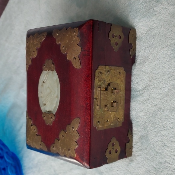 Vintage Rosewood wood carved jewelry box Brass detail & Satin lining - Picture 15 of 16